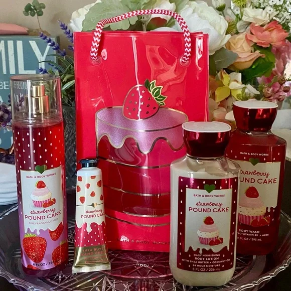 🆕🍓 SALE! BATH & BODY WORKS “STRAWBERRY POUND CAKE” LIMITED EDITION GIFT SET. NEW - Picture 2 of 7